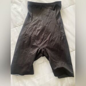 Sears Classic Black Shaping Shorts Size Medium –Shapewear Style Smoothing Fit